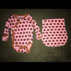Kickee pants Nb Onesie & burp cloth
